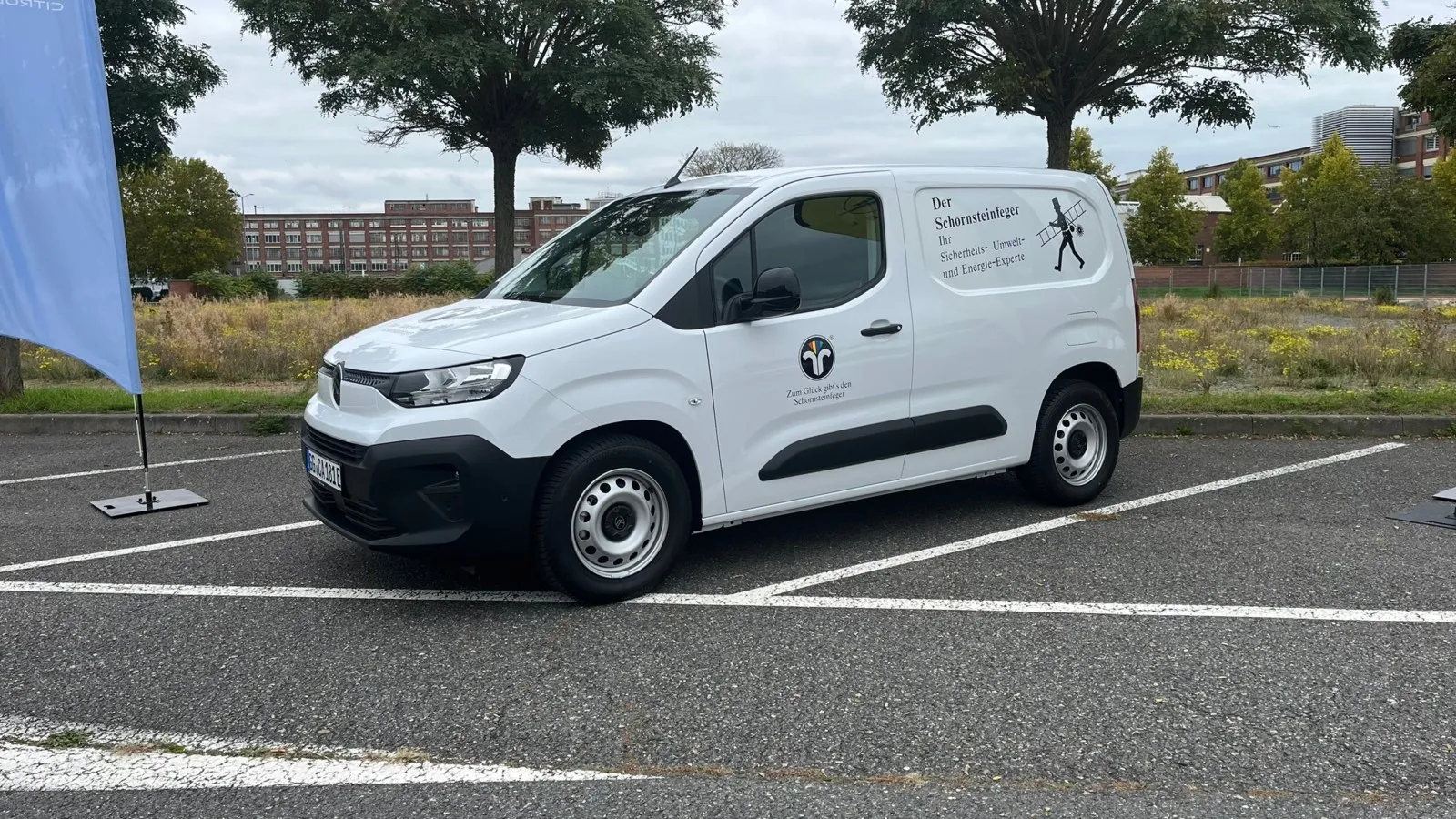 Den Citroen Berlingo Kastenwagen gibt es mit einer speziellen Ausstattung für Schornsteinfeger.